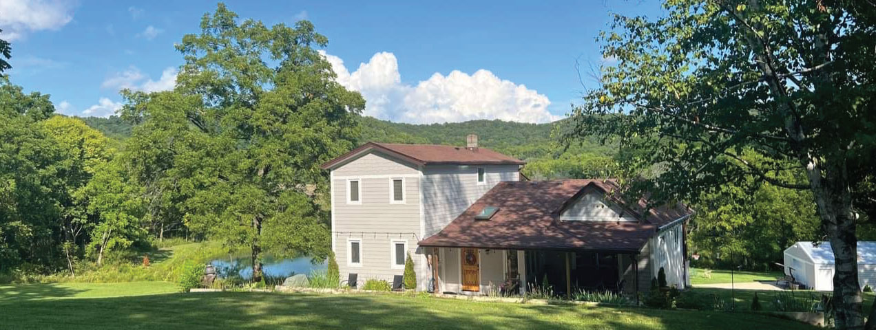 Historic farmhouse vacation rental in Galena Illinois with modern amenities